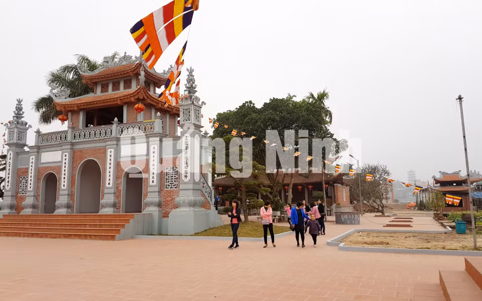 Người dân và khách thập phương có dịp đến Móng Cái vẫn thường viếng thăm đền Xã Tắc.