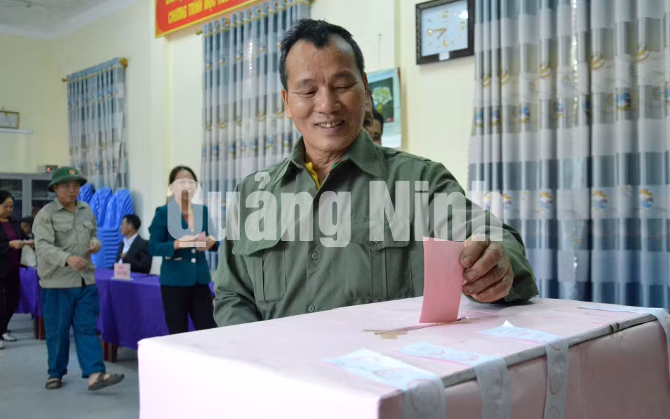 Cử tri thôn Chợ, xã Thống Nhất, TP Hạ Long bỏ phiếu bầu trưởng thôn nhiệm kỳ 2020-2022 (1-2020). Ảnh: Nguyễn Thanh