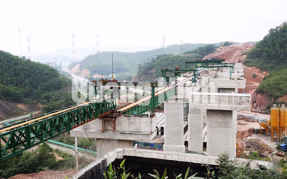Thi công cầu Cẩm Y (4-2017). Ảnh: Đỗ Phương