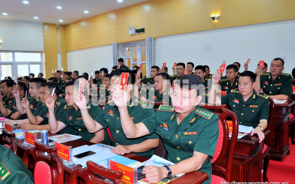 Các đại biểu biểu quyết những nội dung được thông qua tại Đại hội (6-2020). Ảnh: Minh Hà