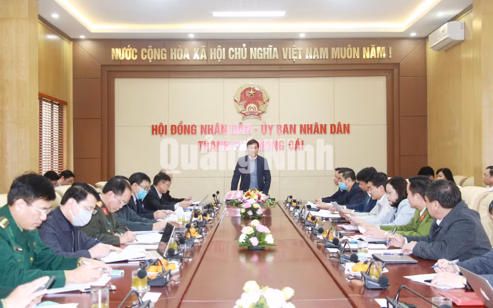 Đồng chí Nguyễn Tường Văn, Chủ tịch UBND tỉnh, phát biểu kết luận buổi làm việc với TP Móng Cái (12-2020). Ảnh: Mạnh Trường