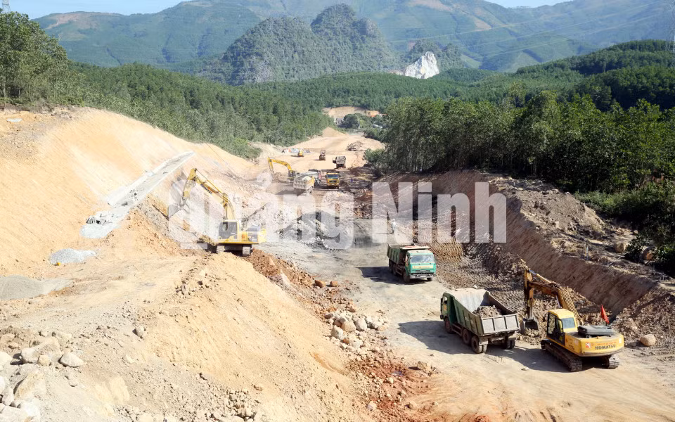Thi công cao tốc Hạ Long - Vân Đồn (11-2016). Ảnh: Đỗ Phương