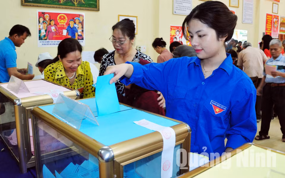 Cử tri trẻ Nguyễn Vũ Anh Phương, 18 tuổi, học sinh lớp 12 văn, Trường THPT Chuyên Hạ Long lần đầu đi bỏ phiếu tại khu vực bỏ phiếu số 1, phường Hồng Hà (TP Hạ Long). Ảnh: Hữu Duy