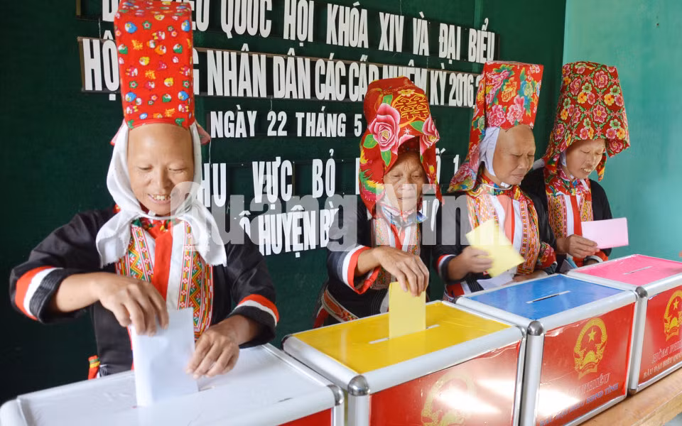 Cử tri là đồng bào Dao Thanh Phán ở thôn Nà Pò, xã Hoành Mô (Bình Liêu) bỏ phiếu bầu cử tại khu vực bỏ phiếu số 1 trên địa bàn xã. Ảnh: Thanh Tùng