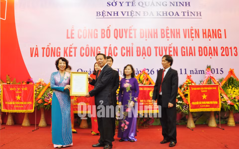 Đồng chí Vũ Thị Thu Thủy, Phó Chủ tịch UBND tỉnh trao quyết định công nhận bệnh viện hạng I cho Bệnh viện Đa khoa Quảng Ninh