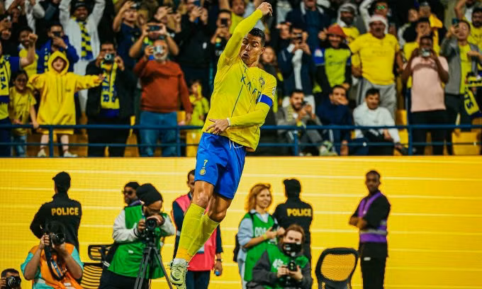 Ronaldo nhảy xoay mừng bàn thứ 875 trong sự nghiệp, trận Al Nassr gặp Al Fateh trên sân Al Awwal, thành phố Riyadh, Arab Saudi, vòng 20 Pro League tối 17/2/2024. Ảnh: ANFC