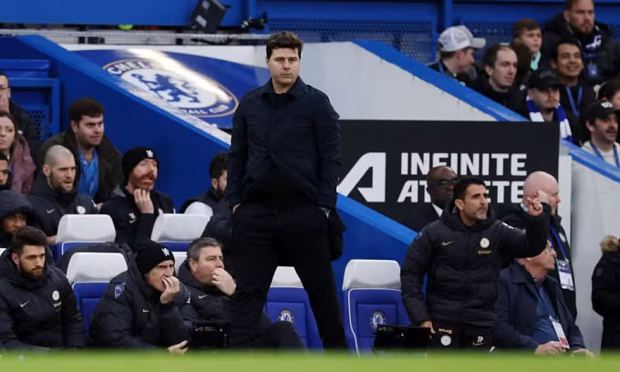 Pochettino chỉ đạo Chelsea trong trận thua Wolves 2-4 hôm 4/2. Ảnh: Chelsea FC