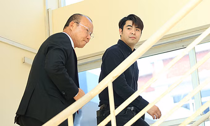 Lee Dong-jun và HLV Park tại trụ sở VFF năm 2022. Ảnh: Phạm Đương