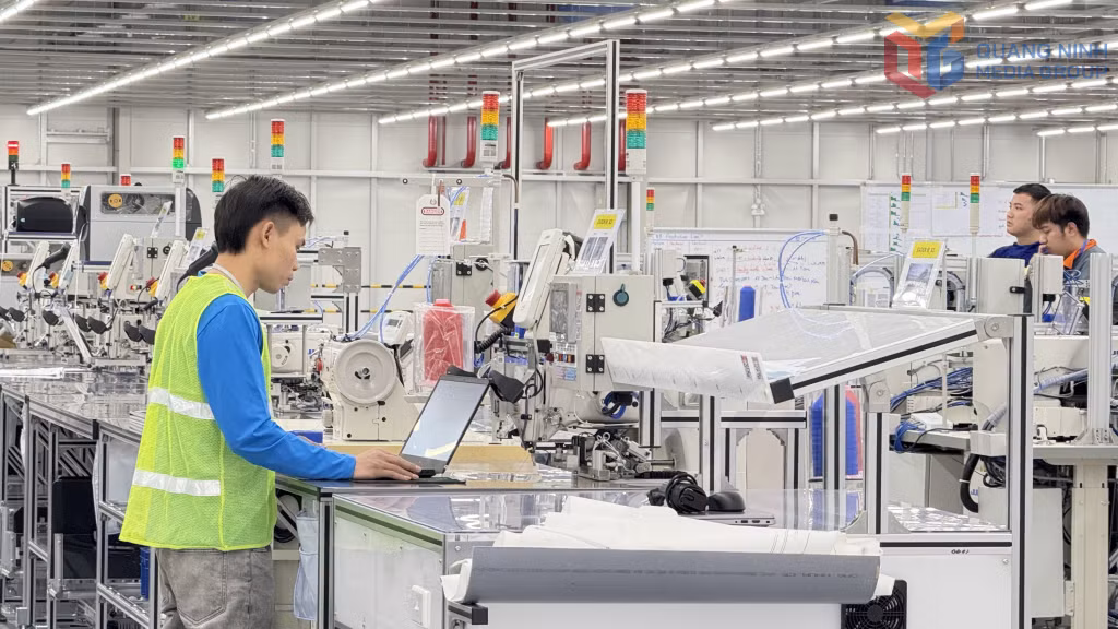 Công nhân lao động làm việc tại Công ty TNHH Autoliv Việt Nam, KCN Sông Khoai, xã Hiệp Hoà.