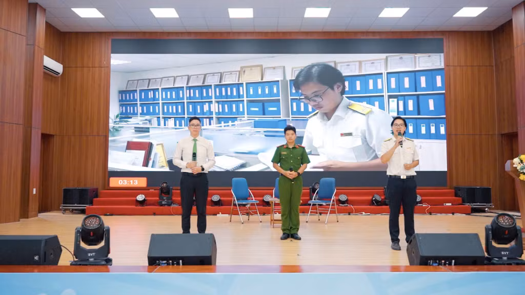 Nguyễn Trường Giang (bên phải) tham gia vòng thi chung kết