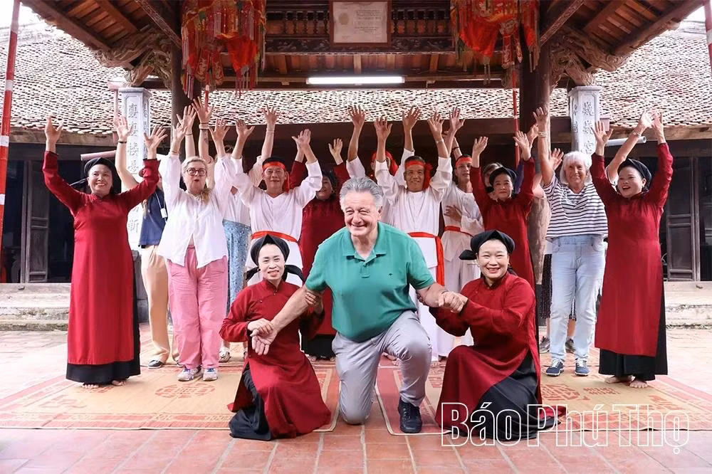 Làng cổ đón khách Tây