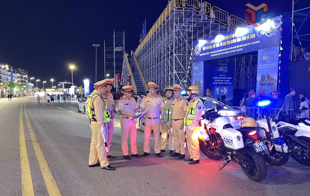 Lãnh đạo Phòng CSGT và chỉ huy Đội CSGT đường bộ số 2 kiểm tra, rà soát phương án bảo đảm TTATGT phục vụ Carnaval Hạ Long 2026.