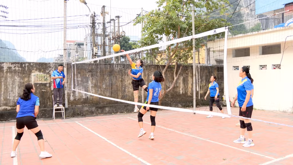 CLB bóng chuyền hơi khu phố 7B, phường Quang Hanh. (Ảnh: cơ sở cung cấp)