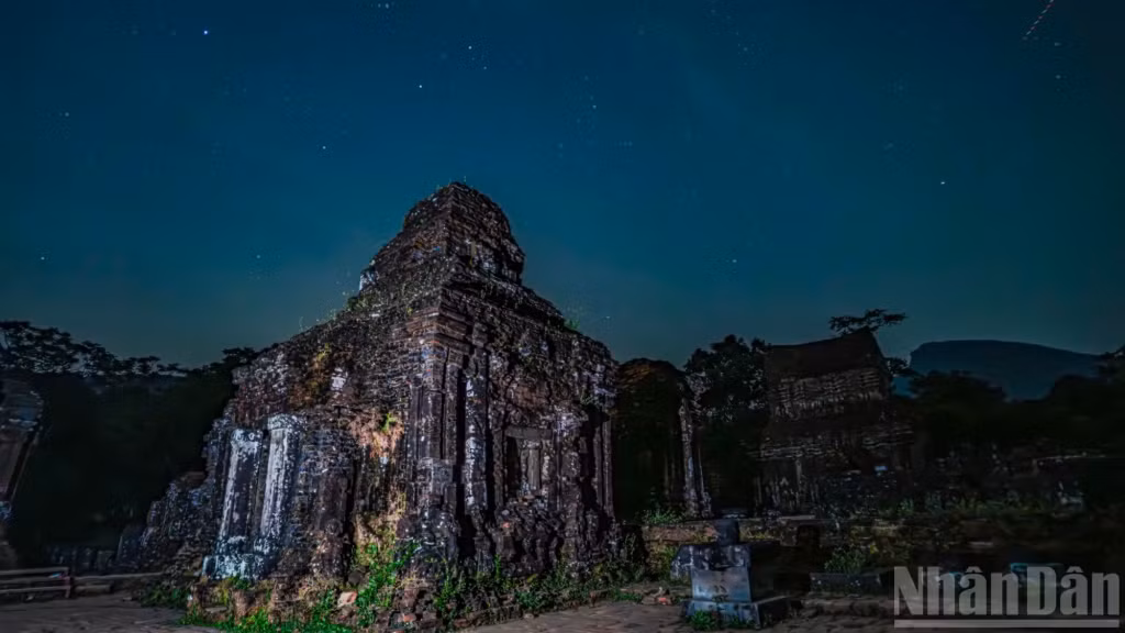Những đền, tháp nghìn năm tuổi dưới bầu trời đêm huyền ảo.