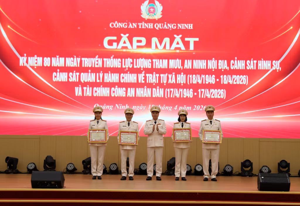 Thừa ủy quyền của Bộ trưởng Bộ Công an, thiếu tướng Nguyễn Tiến Trung, Giám đốc Công an tỉnh trao Bằng khen của Bộ Công an cho các tập thể, cá nhân có thành tích xuất sắc.