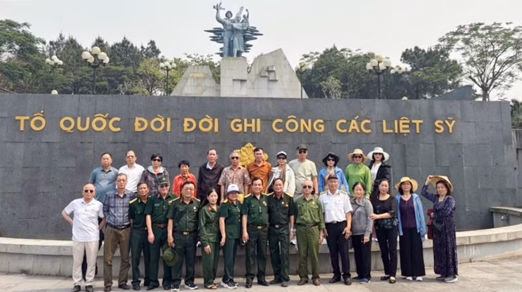 CCB Phạm Đông Bắc (hàng dưới, thứ 8 từ phải sang) cùng các CCB tri ân các anh hùng liệt sĩ tại Nghĩa trang Liệt sĩ Quốc gia Đường 9 năm 2025. Ảnh nhân vật cung cấp