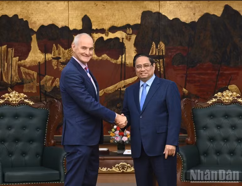 Thủ tướng Chính phủ Phạm Minh Chính và Giáo sư Alec Cameron, Giám đốc Đại học RMIT Melbourne, Phó Chủ tịch Hội đồng trường. (Ảnh: TRẦN HẢI)