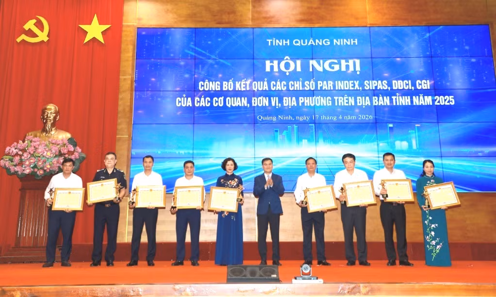 Đồng chí Bùi Văn Khắng, Phó Bí thư Tỉnh ủy, Chủ tịch UBND tỉnh, tặng Bằng khen và cúp cho các tập thể dẫn đầu các chỉ số.