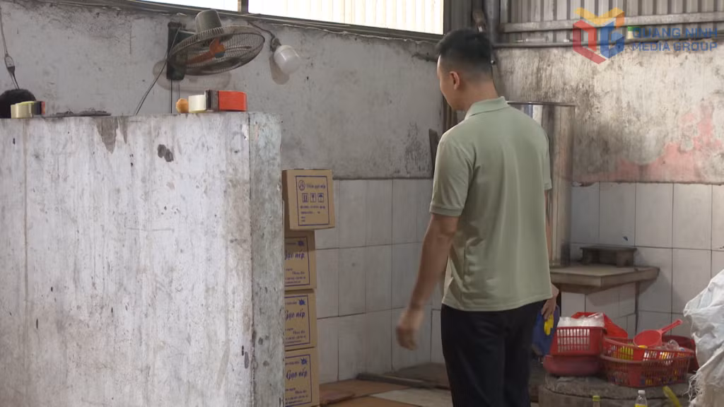 Nơi Phạm Thanh Tuấn sử dụng Axit Acetic sản xuất giả giấm gạo nếp tại thời điểm kiểm tra trực quan cho thấy nhem nhuốc, không bảo đảm vệ sinh.