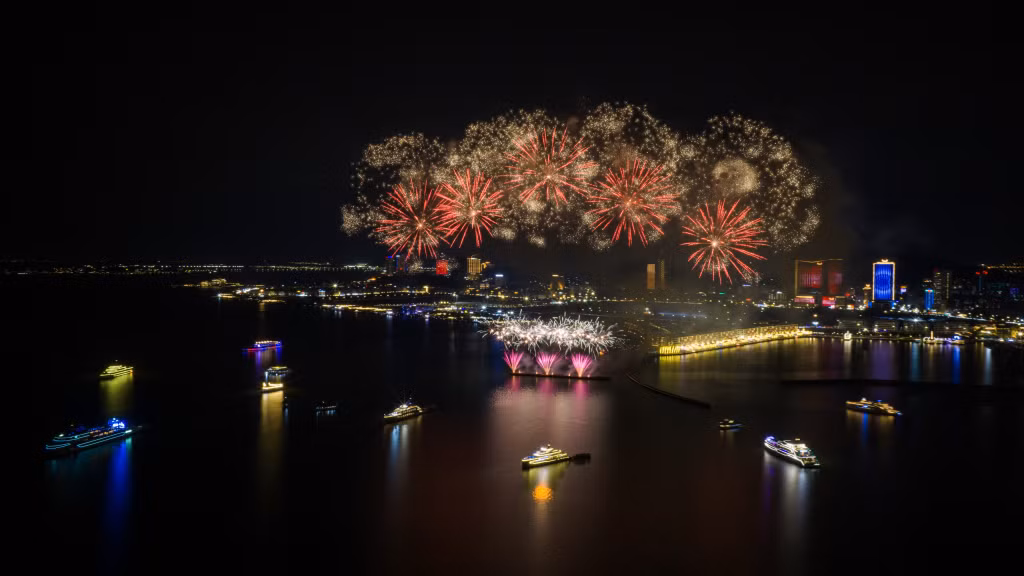Màn pháo hoa tầm cao bùng nổ cảm xúc tại VUI-Fest Ha Long.