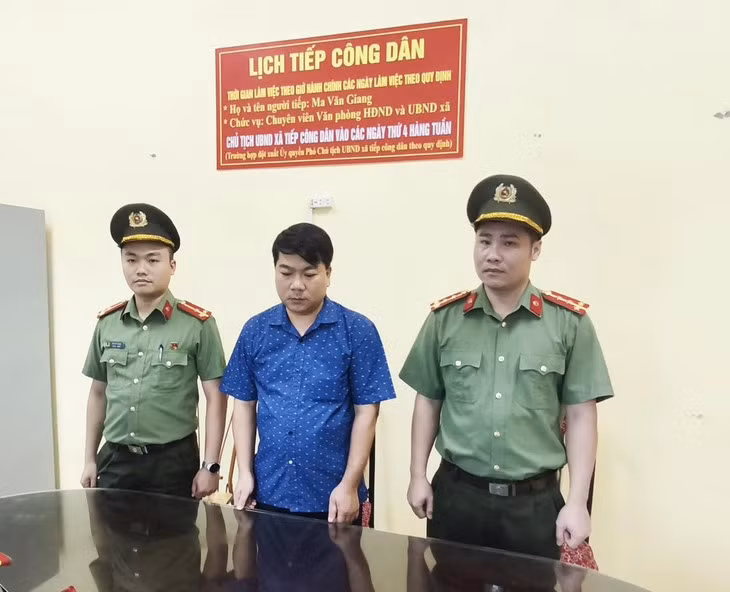 Cơ quan an ninh điều tra Công an tỉnh Tuyên Quang khởi tố bị can Phạm Quốc Dương về tội lừa đảo, chiếm đoạt tài sản và làm giả tài liệu, con dấu của cơ quan, tổ chức - Ảnh: TUẤN ANH
