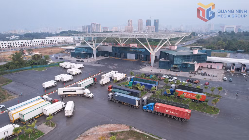 Phương tiện vận chuyển hàng hóa XNK tập kết tại cầu Bắc Luân II (Cửa khẩu quốc tế Móng Cái). 