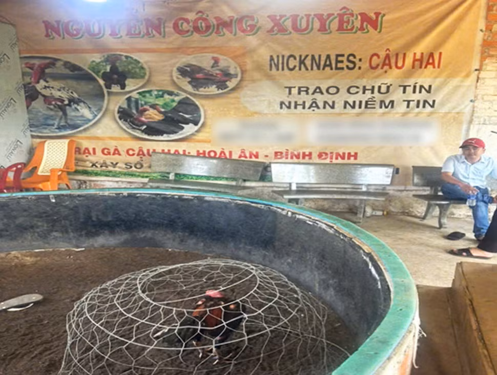 Địa điểm tổ chức đá gà sau nhà đối tượng Nguyễn Công Xuyên. Ảnh: Công an