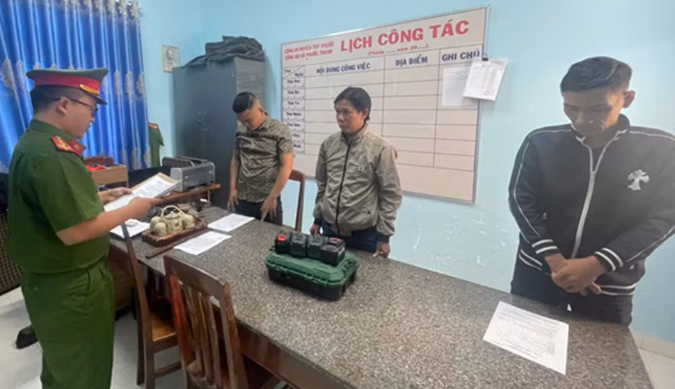 Công an tỉnh Gia Lai thi hành quyết định khởi tố 3 đối tượng. Ảnh: Công an