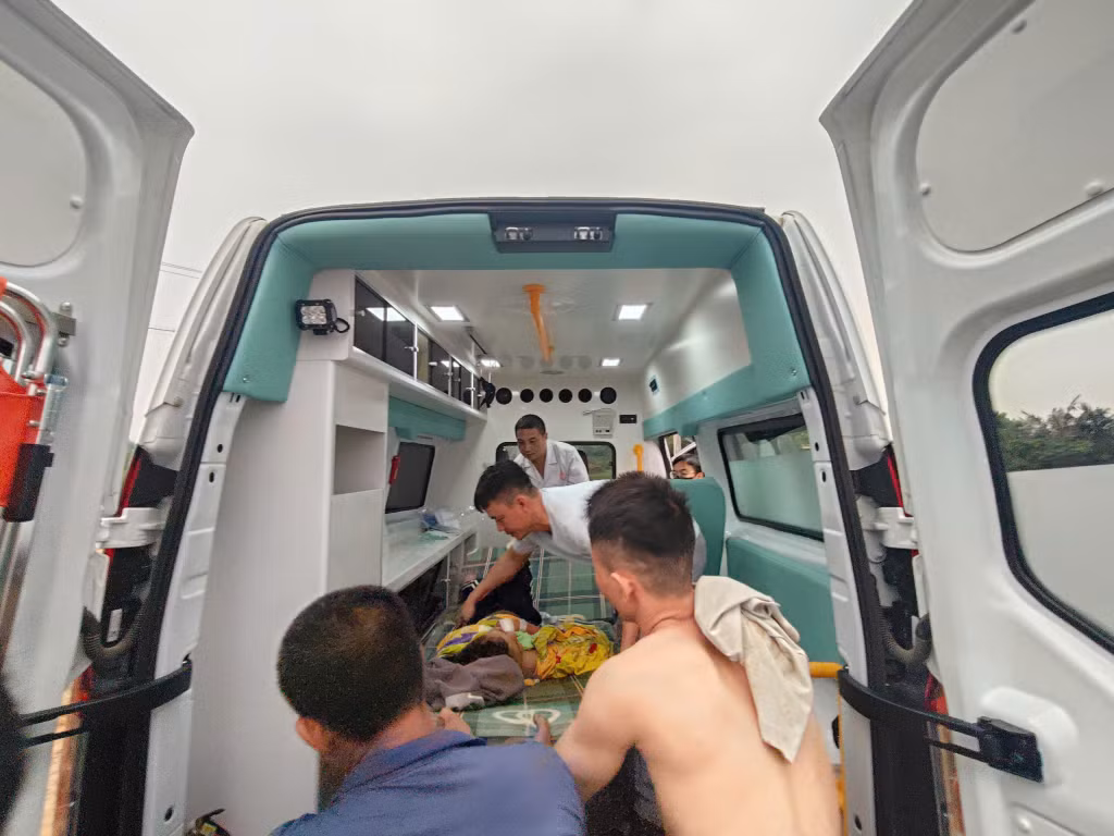 Cháu bé được các y, bác sĩ Trạm y tế phường Hiệp Hòa cấp cứu và chuyển tuyến trên để điều trị hồi sức tích cực.