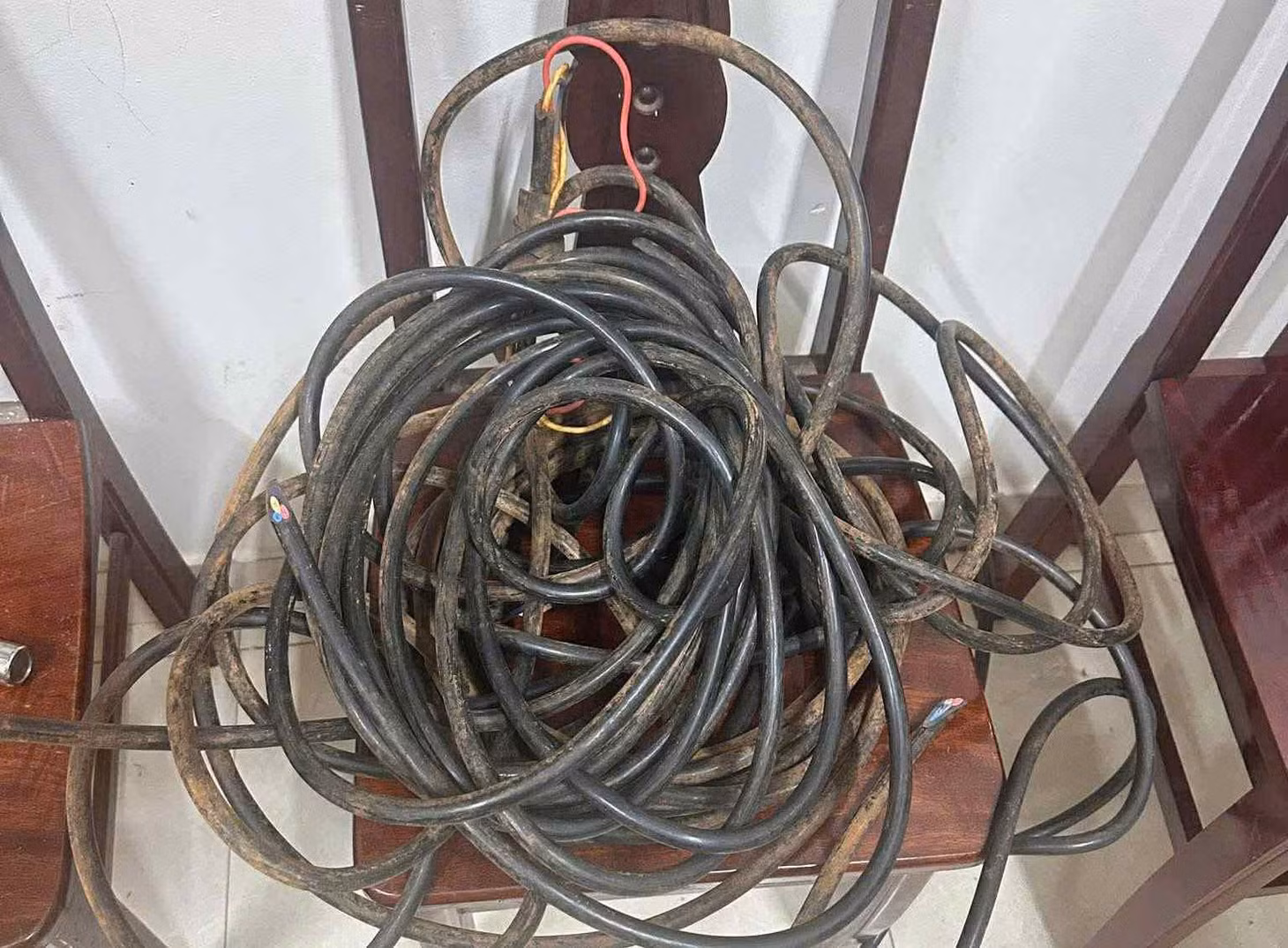 Tang vật dây điện do 3 đối tượng cắt trộm bị công an thu giữ. Ảnh: Công an cung cấp