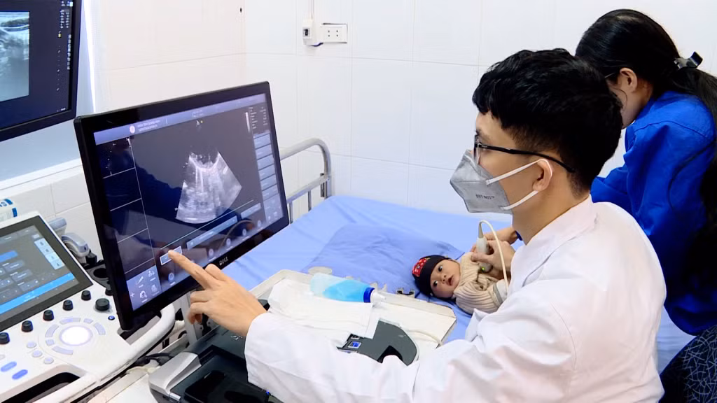 Y, bác sĩ Bệnh viện Đa khoa tỉnh hỗ trợ Trạm Y tế xã Hoành Mô sàng lọc bệnh tim mạch cho trẻ em trên địa bàn.