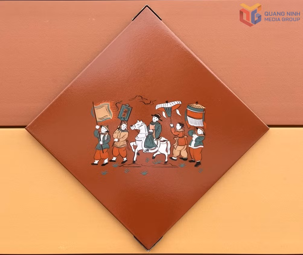 Tranh "Vinh quy bái tổ" được in lên sản phẩm gốm trang trí.