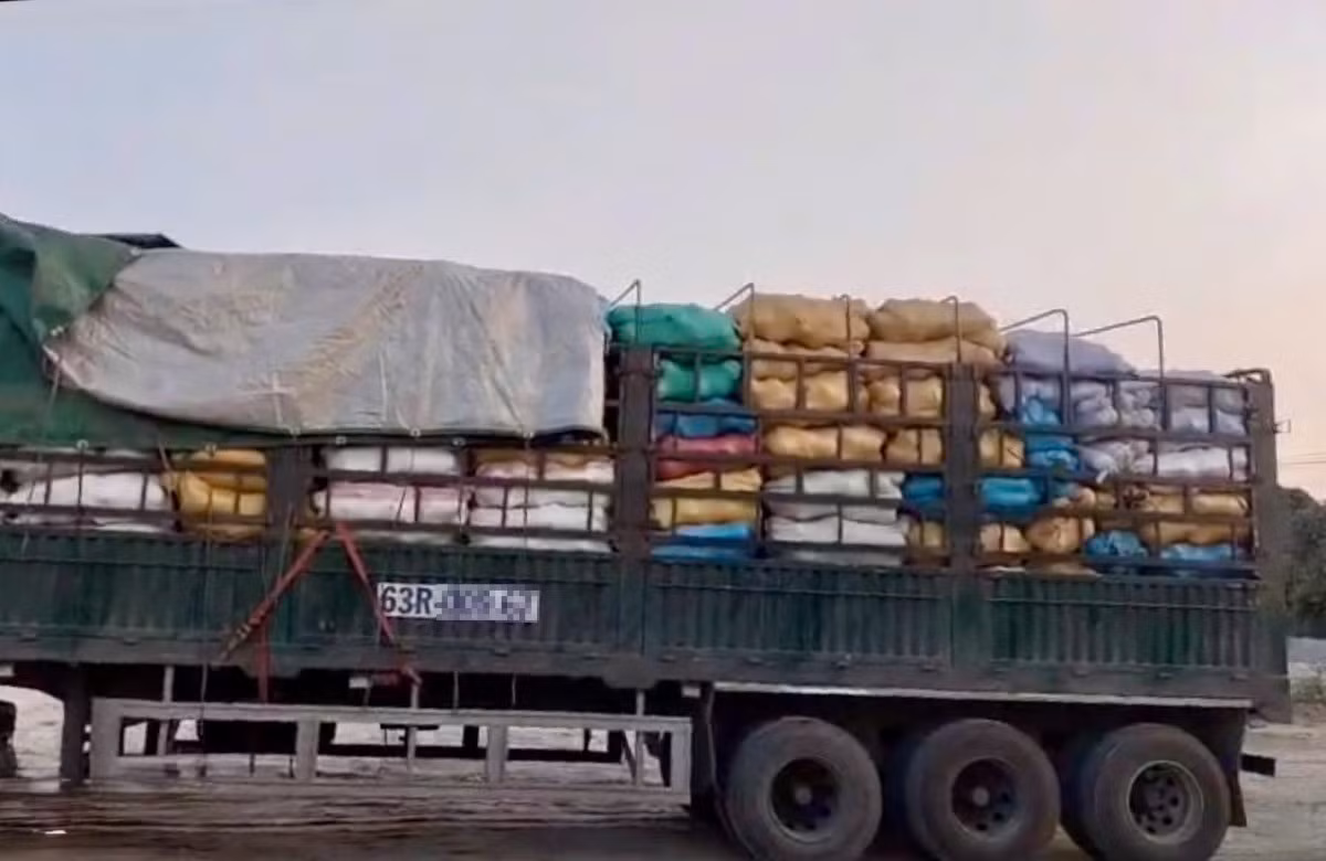 Xe ô tô đầu kéo chở hàng quá khổ trên cao tốc bị buộc phải hạ chiều cao hàng hóa sau khi Cảnh sát Giao thông lập biên bản xử phạt. Ảnh: Công an