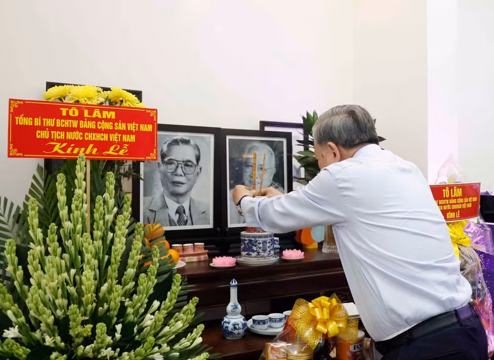 Tổng Bí thư, Chủ tịch nước Tô Lâm dâng hương tưởng nhớ Tổng Bí thư Nguyễn Văn Linh. (Ảnh: Thống Nhất – TTXVN)