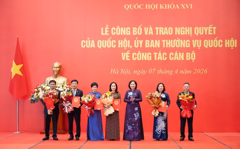 Phó Chủ tịch Quốc hội Nguyễn Thị Hồng trao các Nghị quyết của Ủy ban Thường vụ Quốc hội về công tác cán bộ.