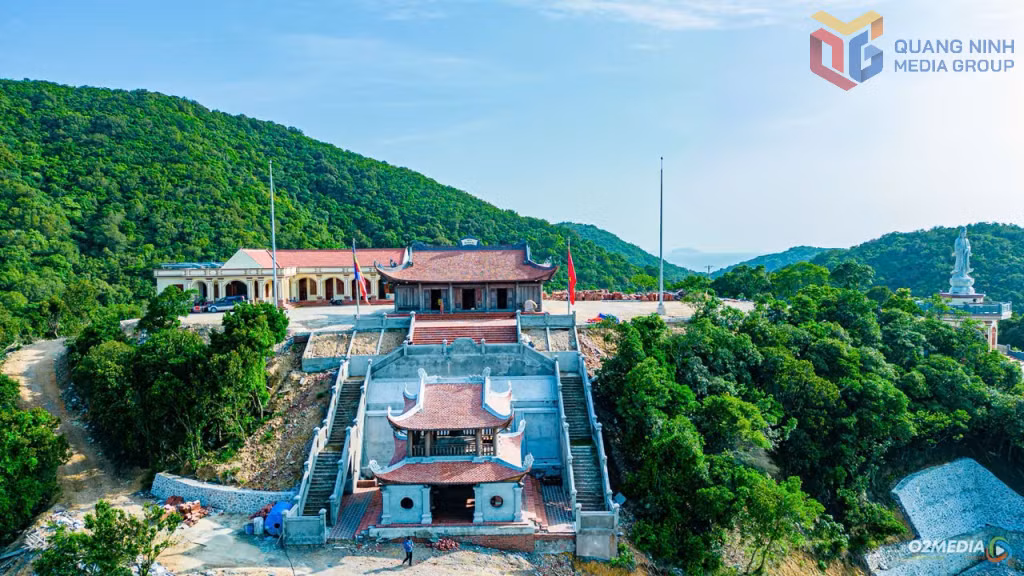 Toàn cảnh chùa Trúc Lâm đảo Trần nhìn từ trên cao.