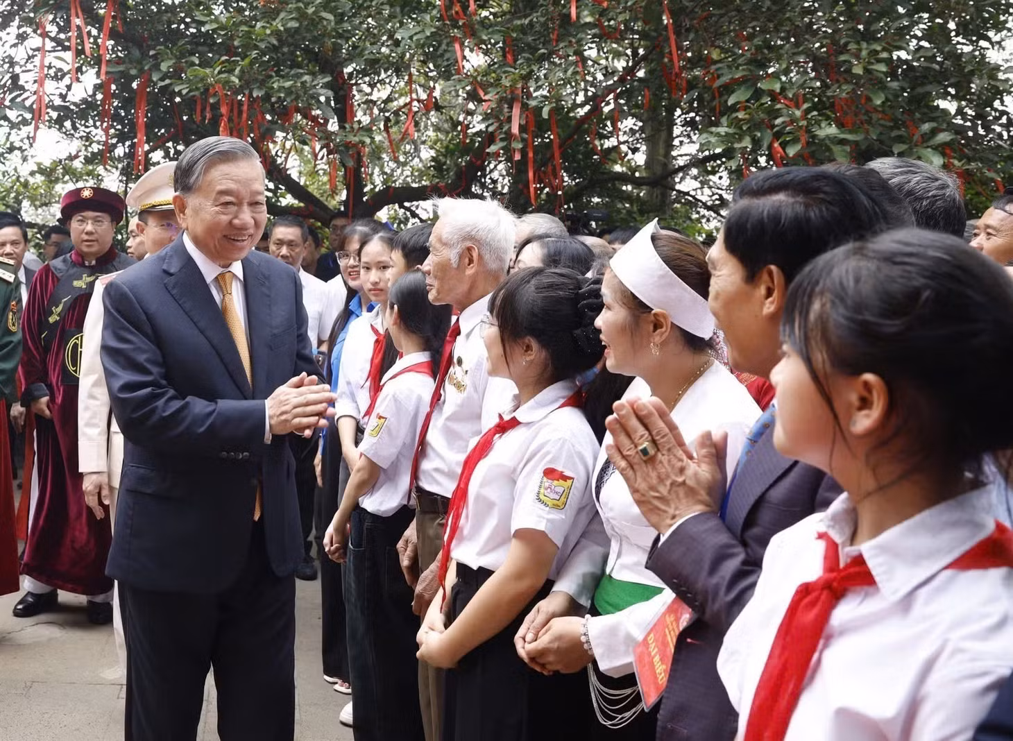 Tổng Bí thư, Chủ tịch nước Tô Lâm với các tầng lớp nhân dân tại Khu di tích lịch sử quốc gia đặc biệt Đền Hùng. (Ảnh: Thống Nhất/ TTXVN)