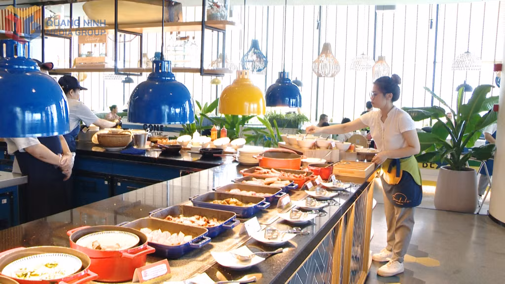 Sinh viên trường Đại học Hạ Long làm việc tại Khách sạn Citadines Marina Hạ Long.