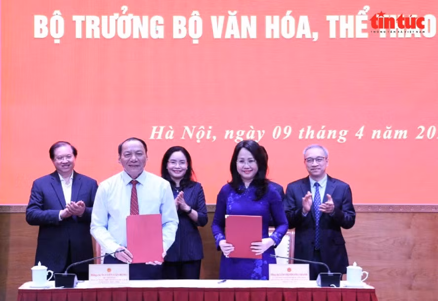 Bộ trưởng Bộ Văn hóa, Thể thao và Du lịch Lâm Thị Phương Thanh và nguyên Bộ trưởng Bộ Văn hoá, Thể thao và Du lịch Nguyễn Văn Hùng bàn giao công tác Bộ trưởng.