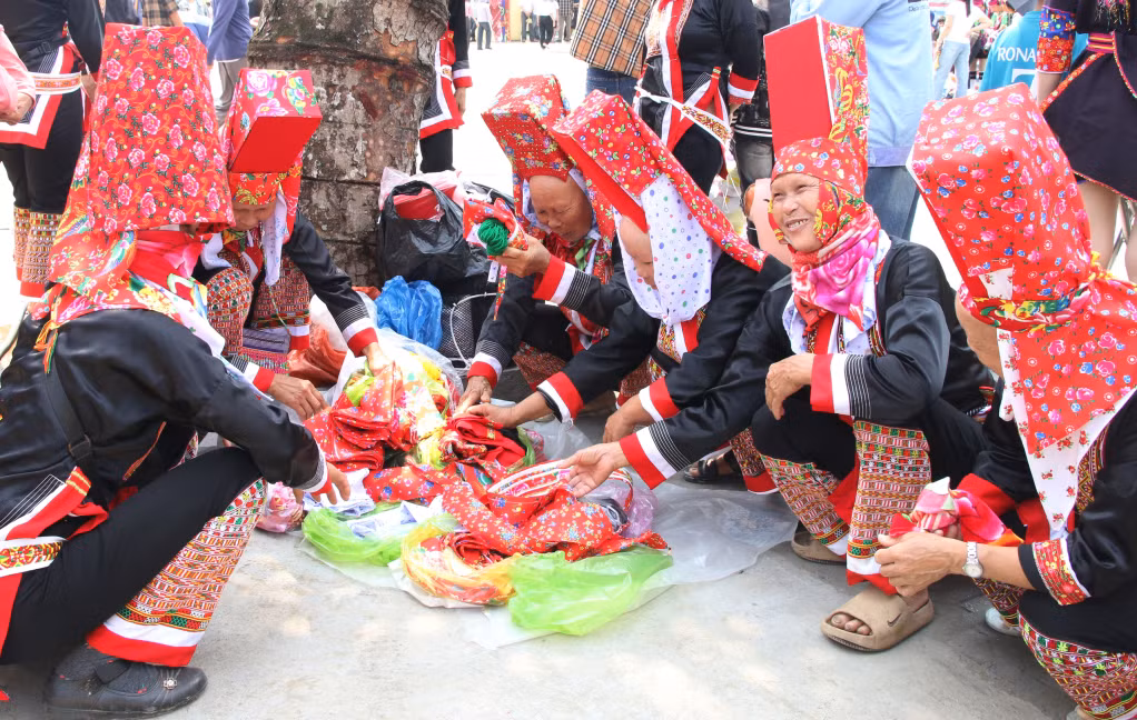Lễ hội còn là dịp bà con gặp gỡ, mua sắm...