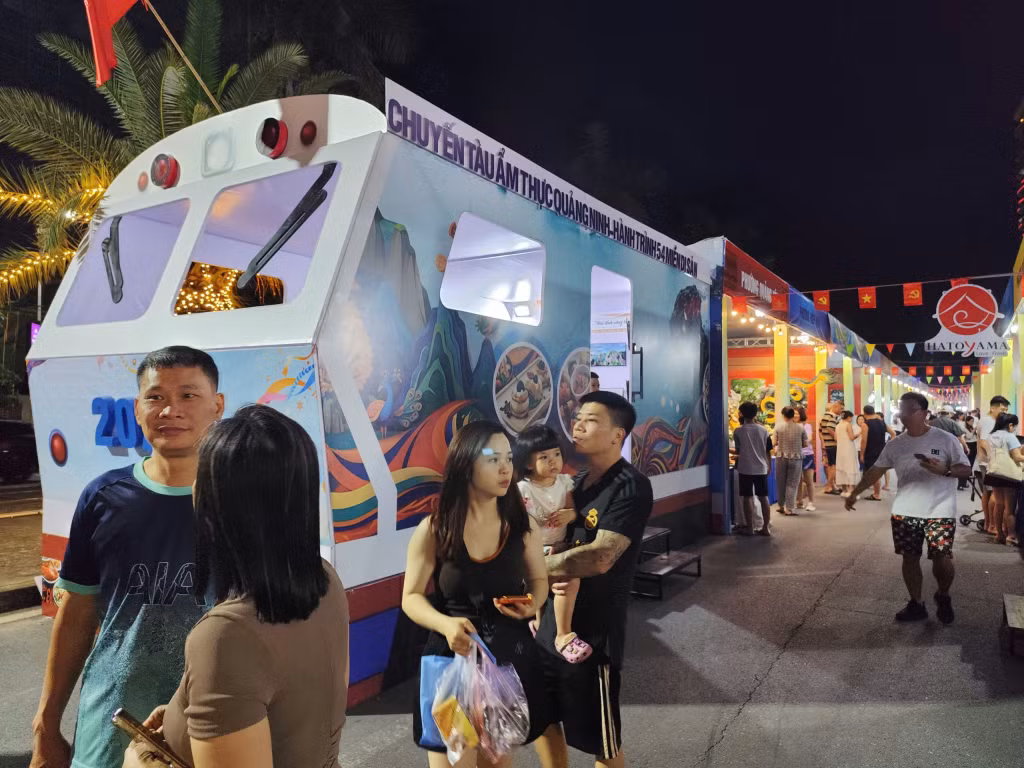 54 “toa tàu” ẩm thực đại diện cho 54 xã, phường, đặc khu của tỉnh thu hút đông người dân, du khách tham quan, trải nghiệm.
