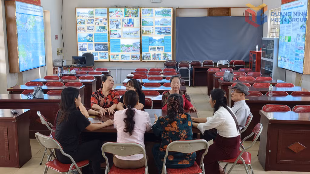 Tổ Hò biển của khu Hà Phong 8, phường Hà Tu (nơi ngư dân sinh sống sau tái định cư) trong một cuộc sinh hoạt tại nhà văn hóa.