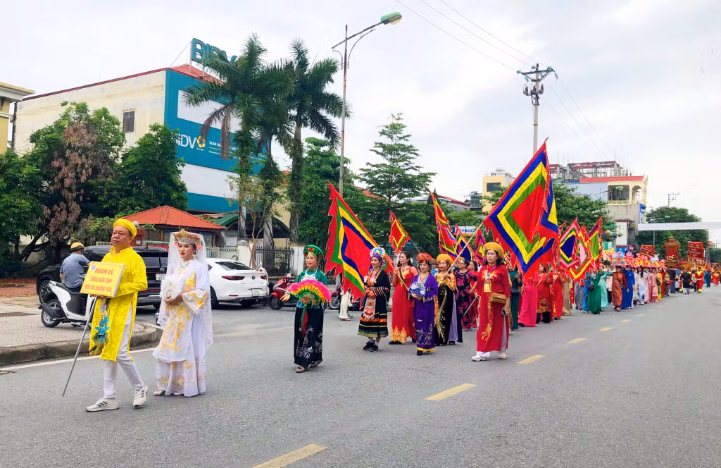 Ngay từ sớm, các đoàn rước trong sắc phục, cờ hoa... đã tham gia lễ rước qua các tuyến đường về đền Trần Hưng Đạo – miếu Vua Bà.