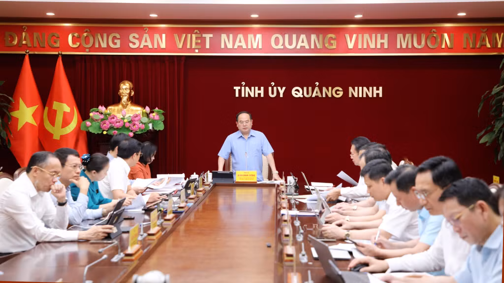 Đồng chí Quản Minh Cường, Ủy viên Trung ương Đảng, Bí thư Tỉnh ủy, Trưởng Đoàn ĐBQH tỉnh, chủ trì và kết luận hội nghị.
