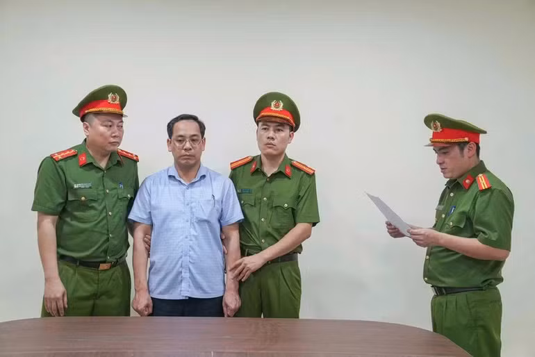Hiệu trưởng Trường phổ thông dân tộc nội trú Trung học cơ sở và Trung học phổ thông Yên Lập Trần Thu Đông bị bắt tạm giam.