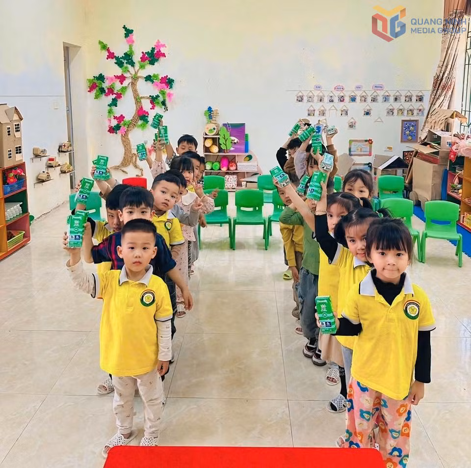 Học sinh mầm non đặc khu Cô Tô thích thú khi uống sữa tại trường.