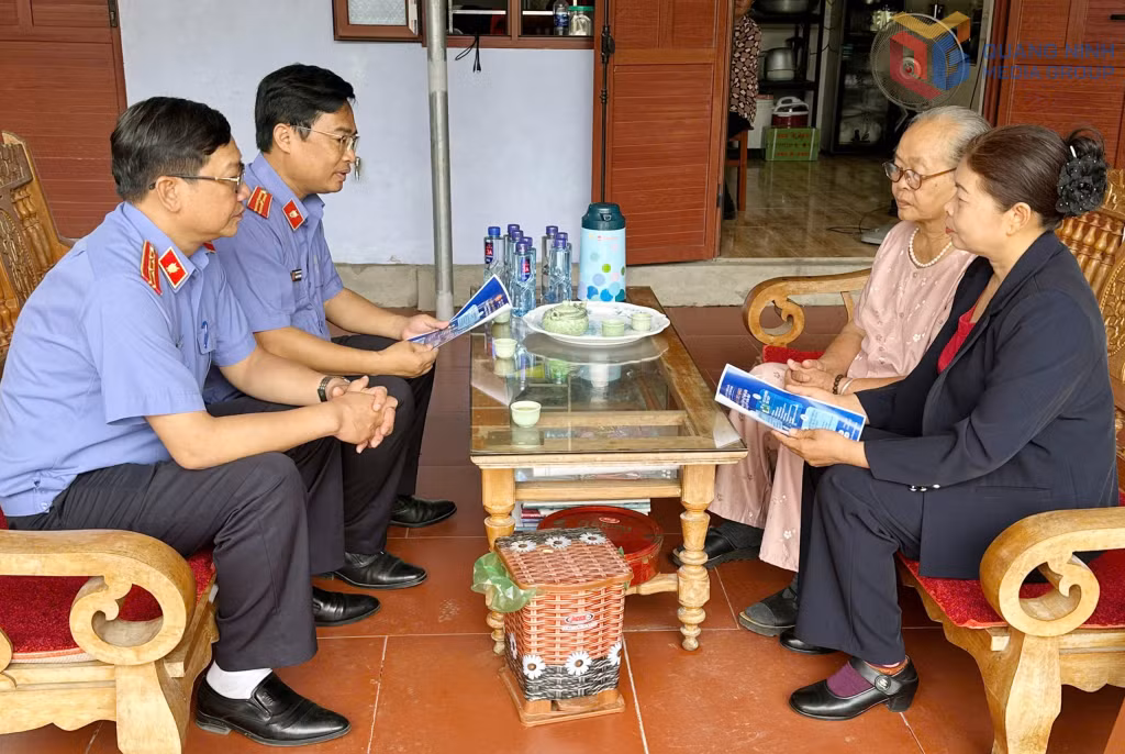 Viện KSND Khu vực 2 trao đổi thủ tuc làm giấy khai sinh với bà Nguyễn Thị Kế (phường Hà An) tháng 3/2026.