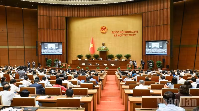 Quốc hội làm việc tại hội trường nghe Tờ trình và Báo cáo thẩm tra dự án Luật sửa đổi, bổ sung một số điều của Luật Thuế thu nhập cá nhân, Luật Thuế giá trị gia tăng, Luật Thuế thu nhập doanh nghiệp và Luật Thuế tiêu thụ đặc biệt. (Ảnh: DUY LINH)