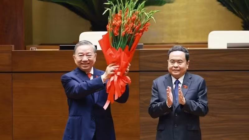 Chủ tịch Quốc hội Trần Thanh Mẫn thay mặt lãnh đạo Đảng, Nhà nước và Đại biểu Quốc hội khóa XVI tặng hoa chúc mừng Tổng Bí thư, Chủ tịch nước Tô Lâm. (Ảnh: TTXVN)