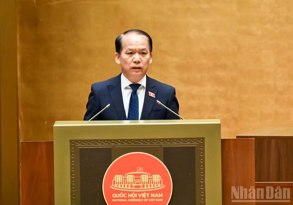 Bộ trưởng Tư pháp Hoàng Thanh Tùng trình bày báo cáo tiếp thu, giải trình, chỉnh lý và hoàn thiện dự thảo Luật trước khi Quốc hội bấm nút thông qua. (Ảnh: THỦY NGUYÊN)